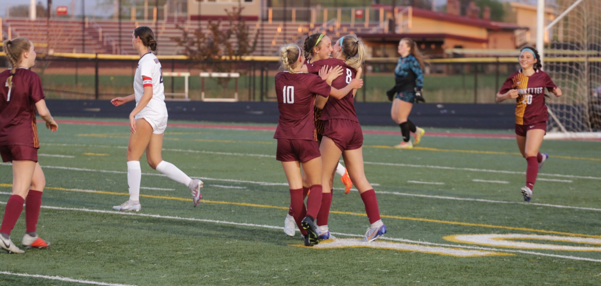 Dietz, Hawkettes roll past Urbandale, will host showdown vs. No. 2