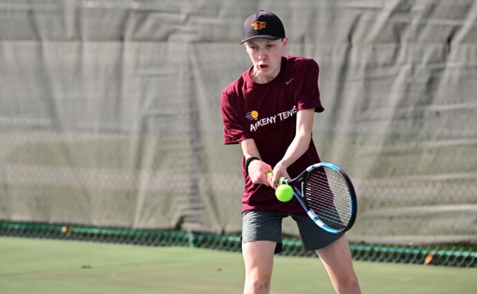 Hawks drop 10-1 decision at Dowling Catholic, will host Hoefle Invite Friday